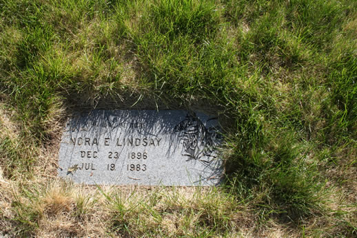 Nora Lindsay Grave