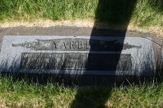 Elmer Yarber and Leofa Yarber Grave