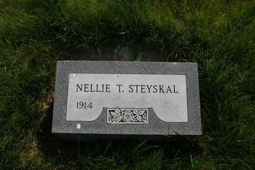 Nellie Steyskal Grave