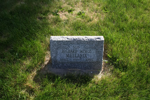 Richard Mullanix Grave