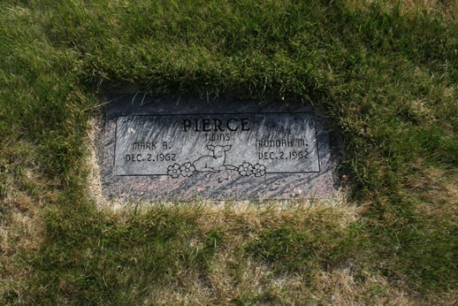 Mark Pierce and Ronnah Pierce Grave