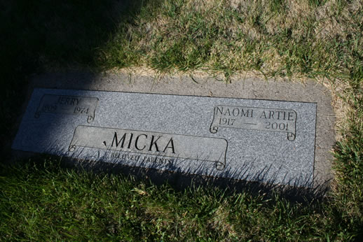 Jerry Micka and Naomi Micka Grave